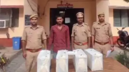 कसिया: कसया पुलिस ने चोरी की 4 बैटरी और 5 हजार रुपये नकद के साथ एक शातिर चोर को किया गिरफ्तार