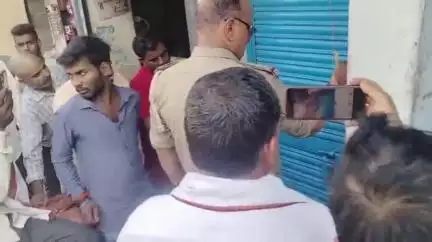 जखनिया: जखनियाबाजार में जमीन विवाद में दबंगों ने युवती को उसके घर में ताला मारकर बनाया बंधक, भाई को भी उठा ले गए- पीड़िता