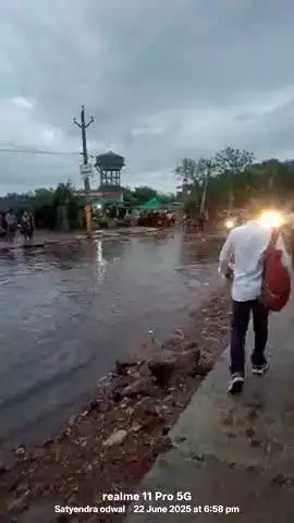 बॉडी मसाज वाली बारिश पढ़ने से रास्ता पर बहुत पानी भर चुका है