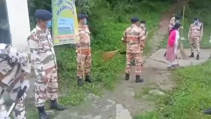 लोहाघाट में जिला विधिक सेवा प्राधिकरण की पहल पर लोहावती नदी में चला स्वच्छता अभियान।