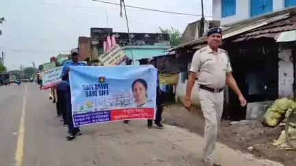 সাঁতুড়ি: পথ চলতি মানুষজনকে সচেতন করতে পথে শাঁতুড়ি থানার পুলিশ
