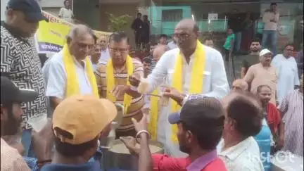 मुशहरी: बिहार प्रदेशिक मारवाड़ी सम्मेलन ने जुरन छपरा में राहगीरों को पिलाया ठंडा पानी और सत्तू का शरबत