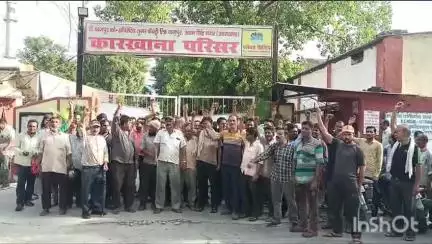 बाजपुर: बाजपुर:4 माह से वेतन कटौती के विरोध में चीनी मिल गेट पर अपनी मांगों को लेकर श्रमिकों ने किया प्रदर्शन#jansamasya