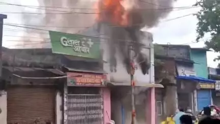 हज़ारीबाग: हजारीबाग: गद्दे की दुकान में भीषण आग, 40 लाख से अधिक का नुकसान