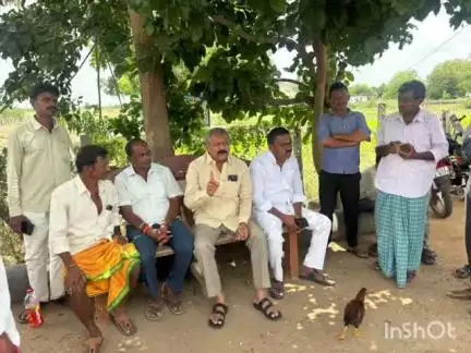 రఘునాథపల్లె: మాదారంలో ఇందిరమ్మ ఇండ్ల కొరకు ఇసుక తరలింపు  వ్యవసాయ భూమి అడ్డుగా ఉండగా రైతునుఅడ్డుకోవద్దని కోరిన గ్రంథాలయసంస్థ చైర్మన్