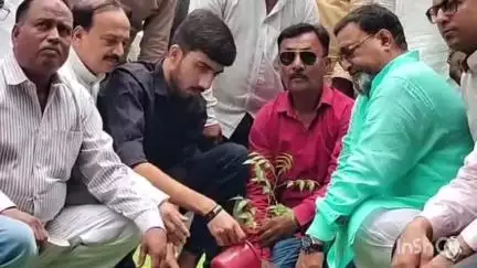 गोरखपुर: कर्बला के शहीदों की याद में इमामबाड़ा परिसर से वृक्षारोपण कार्यक्रम की शुरुआत, पर्यावरण बचाने का लिया गया संकल्प
