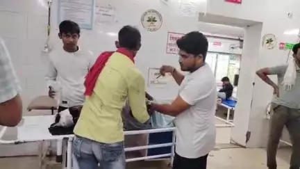 महोबा: धरौन गांव के पास तेज रफ्तार बाइक अनियंत्रित होकर दुर्घटनाग्रस्त, महिला गंभीर रूप से घायल
