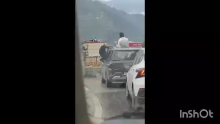 मंडी: मंडी-पंडोह राजमार्ग पर खतरनाक स्टंट: चलती गाड़ी से लटकते युवकों का वीडियो वायरल, पुलिस ने किया वाहन जब्त