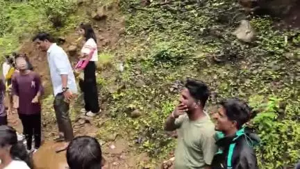राधानगरी: राऊतवाडी धबधबा परिसरात पर्यटकांची मोठी गर्दी,काळजी घेण्याचे प्रशासनाचे आवाहन