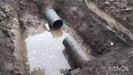 अलिबाग: मुनवली येथे रेवस विभागात पाणीपुरवठा करणारी जलवाहिनी फुटली, युद्धपातळीवर दुरुस्तीचे काम सुरू