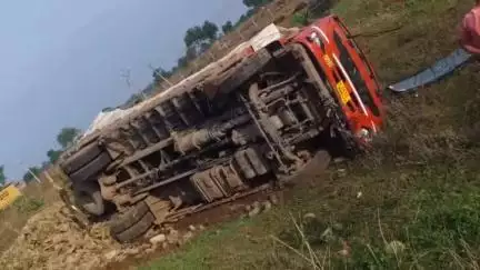 पलारी: सलौनी खैरी नाला मोड़ के पास पिकअप वाहन को बचाने के चक्कर में अनियंत्रित होकर खेत में पलटा मजादा वाहन