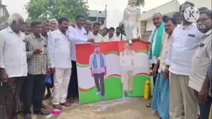 ఖమ్మం అర్బన్: అల్లిపురం సెంటర్లో  సీఎం రేవంత్ మంత్రి తుమ్మల చిత్రపటాలకు పాలాభిషేకం
