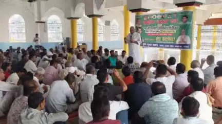 मधेपुरा: गौशाला परिसर में राष्ट्रीय जनता दल का प्रखंड स्तरीय कार्यकर्ता सम्मेलन आयोजित, पूर्व मंत्री भी शामिल हुए