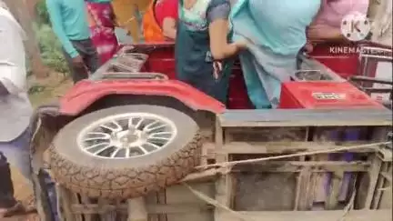 शाहनगर: शाहनगर बोरी रोड पर ई-रिक्शा पलटा, खस्ताहाल सड़क हादसे का कारण बनी