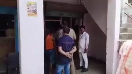 आलापुर: सरयूनगर में कंपोजिट शराब दुकान का ताला तोड़कर चोरों ने नकदी के साथ उड़ाई शराब, जांच पड़ताल में जुटी राजेसुल्तानपुर पुलिस
