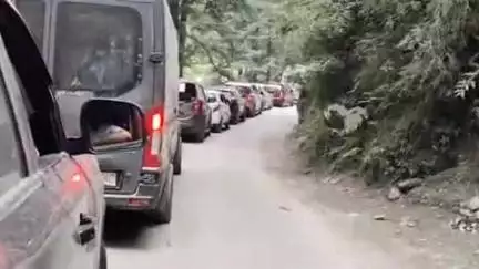कुल्लू: सैलानियों की भीड़ से हाईवे-305 पर जाम, जलोडी, घियागी, जीभी में बसें फंसी रहीं