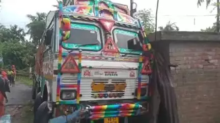 হবিবপুর: ১৬ চাকা লরি মধ্যম কেন্দুয়া ঘোষপাড়া ব্রিজের টার্নিং কাটতে গিয়ে নিয়ন্ত্রণ হারিয়ে ব্রিজের রেলিংয়ে ধাক্কা মারল