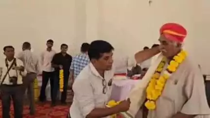 बाड़मेर: जिला एवं सेशन न्यायाधीश तन सिंह ने आघ शक्ति देवल-भलियाई दिग्दर्शन पुस्तक का विमोचन किया