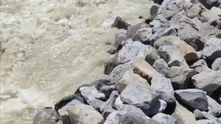 मोरंग: किन्नौर के चारंग गाँव के रांगरिक खड्ड के आसपास ग्रामीणों ने लगाए सुरक्षा दीवारें, थमा बाढ़ का दौर