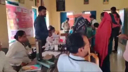 छुईखदान के ग्राम उरईडबरी में 'धरती आबा अभियान' से जनजातीय परिवारों को मिला योजनाओं का लाभ, खिले चेहरे