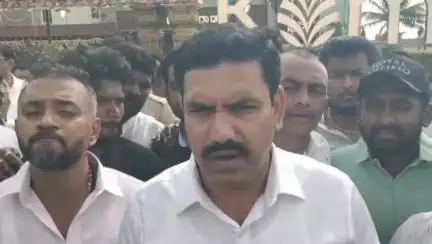 ಗುಡಿಬಂಡೆ: ರಾಜ್ಯ ಕಾಂಗ್ರೆಸ್ ಸರ್ಕಾರದ ಎಲ್ಲ ಇಲಾಖೆಗಳಲ್ಲಿ ಭ್ರಷ್ಟಾಚಾರ ತಾಂಡವಾಡುತ್ತಿದೆ, ತಟ್ಟಹಳ್ಳಿ ಕ್ರಾಸ್ ಸಮೀಪ ಬಿಜೆಪಿ ರಾಜ್ಯಾಧ್ಯಕ್ಷ ವಿಜಯೇಂದ್ರ