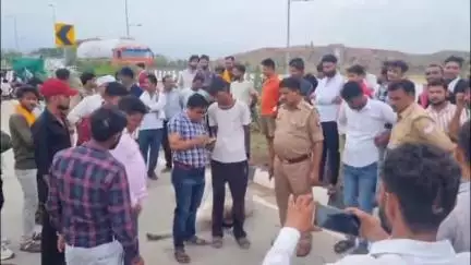 मऊरानीपुर: नेशनल हाइवे पर झांकरी के पास तेज रफ्तार ट्रक ने गौवंशों को कुचला, दो की मौत, एक की हालत गंभीर, मौके पर पहुंचे SDM