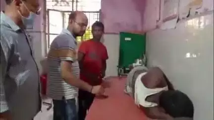महाराजगंज: बछरावां संजय नगर में भरभरा कर गिरा जीना, अधेड़ की जान बाल-बाल बची, अस्पताल में किया गया इलाज