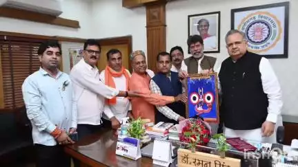 जगदलपुर: 360 घर आरण्यक ब्राह्मण समाज के प्रतिनिधियों ने विधानसभा अध्यक्ष डॉ रमन सिंह को दिया बस्तर गोंचा का न्योता