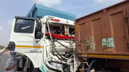 बीकानेर: गुसाईंसर छोटा के पास खड़े ट्रक में घुसा ट्रक, 4 लोग घायल, बीकानेर रेफर, इलाज जारी