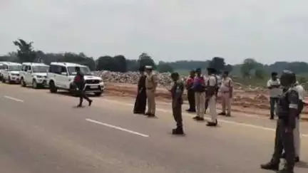 भरनो: भरनो के पलमा डिपा बॉर्डर पर गुमला डीसी व एसपी ने राज्यपाल का किया स्वागत