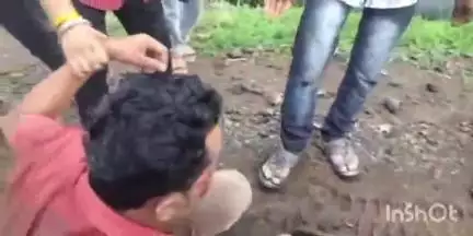 कुक्षी: धुलबयडी में अज्ञात वाहन ने बाइक को मारी टक्कर, दो बाइक सवार घायल; 108 से अस्पताल में भर्ती