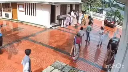 കോട്ടയം: പരിയാരം സെന്റ് പീറ്റേഴ്സ് ചർച്ചിൽ കുർബാനക്ക് എത്തിയവരെ തെരുവുനായ ആക്രമിച്ചു, സി.സി.ടി.വി ദൃശ്യം