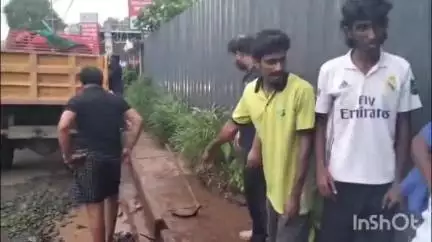 ആലുവ: കണ്ണ് തുറക്കാതെ അധികാരികൾ, പൂക്കാട്ടുപടി റോഡിലെ കുഴികൾ അടച്ച് യൂത്ത് ലീഗ് പ്രതിഷേധം