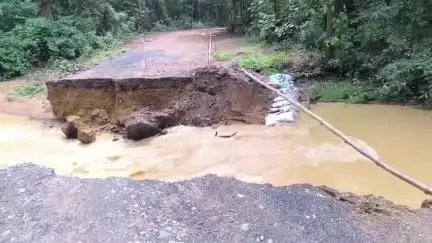 ତେଲକୋଇ: ତେଲକୋଇ ପୂର୍ତ୍ତ ବିଭାଗର ରାସ୍ତାର ବାଉଁଶଯୋରାପୁଲଧୋଇଗଲା ପ୍ରବଳ ବର୍ଷାରେ ଯାତାୟତ ଠପ ପ୍ରତିକ୍ରୀୟା ରଖିଲେ ଏସଡିଓ ପିଡବ୍ଲୁଡ଼ି