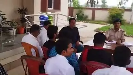 सूर्यपुरा: सूर्यपुरा थाना परिसर में थानाध्यक्ष ने ताजिया कमिटी के सदस्यों के साथ बैठक की