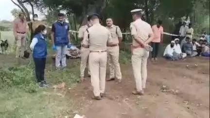 ಪಟ್ಟಣದ ಹೊರ ಭಾಗದಲ್ಲಿ ಯುವಕನ ಕೊಲೆಯಾದ ಸ್ಥಳಕ್ಕೆ ಎಸ್ ಪಿ ಲಕ್ಷ್ಮಣ ನಿಂಬರಗಿ ಭೇಟಿ ಪರಿಶೀಲನೆ