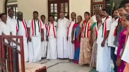காரியமங்கலம்: அதிமுக கட்சி அலுவலகத்தில் மாற்று கட்சியினர் அதிமுகவில் இணையும் நிகழ்ச்சி