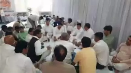 रोहतक: सेक्टर-14 में पूर्व वित्त मंत्री कैप्टन अभिमन्यु की माता के निधन पर विधायक मूलचंद शर्मा ने शोक किया व्यक्त