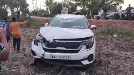 ಕಂಪ್ಲಿ: ನಗರದ ಹೊಸಪೇಟೆ ಬೈಪಾಸ್ ರಸ್ತೆಯಲ್ಲಿರುವ ವಿದ್ಯುತ್ ಕಂಬಕ್ಕೆ ಕಾರು ಢಿಕ್ಕಿ, ಮುರಿದು ಕಾರಿನ ಮೇಲೆಯೇ ಬಿದ್ದ ವಿದ್ಯುತ್ ಕಂಬ