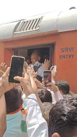 नदबई: पूर्व सीएम अशोक गहलोत के नदबई पहुंचने पर कांग्रेस कार्यकर्ताओं ने किया स्वागत