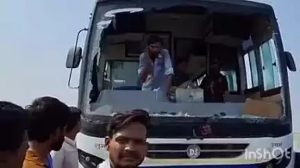 पलवल: बामनीखेड़ा के पास निजी बस ने ऑटो को मारी टक्कर, ऑटो ड्राइवर समेत 3 घायल