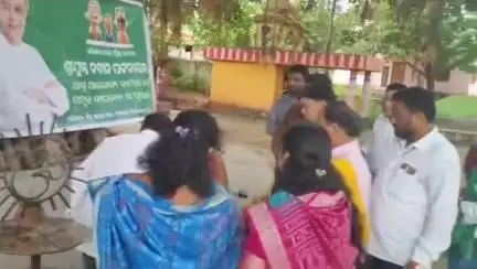 କଣ୍ଟାମାଳ: ବିରୋଧୀଦଳ ନେତା ତଥା ପୂର୍ବତନ ମୁଖ୍ୟମନ୍ତ୍ରୀଙ୍କ ଆସୁ ଅରାଗ୍ୟକାମନା ଟପର୍ଣ୍ଣI ମନ୍ଦିର ସାମୁହିକ ଦୀପଦାନ କଲେ ପୂର୍ବତନ ବିଧାୟକ ଓ କର୍ମୀ