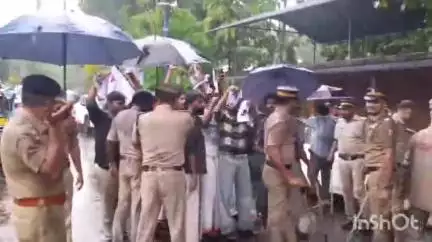 ആലുവ: വേങ്ങൂരിൽ ഗവർണറെ തടയാൻ റോഡിലിറങ്ങി SFI പ്രവർത്തകർ, പ്രവർത്തകരെ തടയാൻ വൻ പോലീസ് സംഘം
