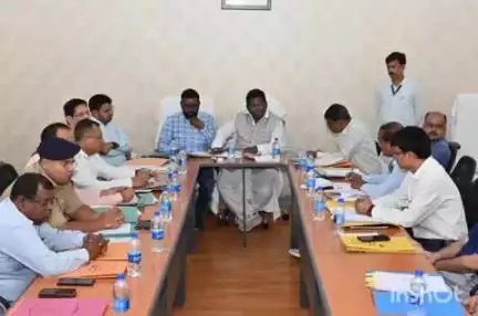 चतरा: झारखंड विधानसभा की सदाचार समिति ने चतरा में जिला स्तरीय पदाधिकारियों के साथ की समीक्षा बैठक