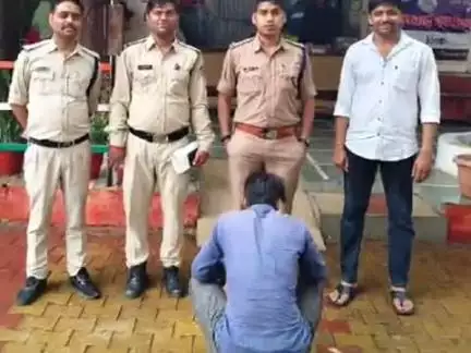 टीकमगढ़: दुष्कर्म के फरार आरोपी को नौगांव से किया गिरफ्तार, पुलिस अधीक्षक के निर्देश पर कोतवाली प्रभारी उपेंद्र छारी की कार्रवाई