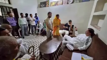 भिंड: बायपास स्थित निवास पर विधायक नरेंद्र सिंह कुशवाह ने लोगों की सुनीं समस्याएँ