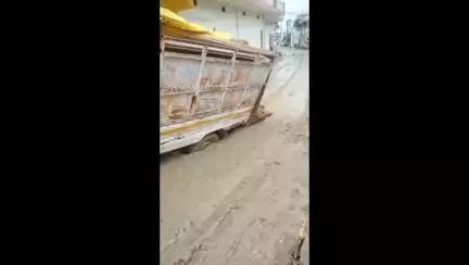 सिंगरौली: विंध्यनगर के पास मॉडल रोड पर धंसी सड़क, घंटों फंसा रहा पिकअप वाहन