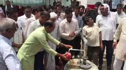 चिड़ावा: भाजपा जिला महामंत्री राजेश दहिया ने बारी का बास में नवनिर्मित बोरवैल का शुभारंभ किया, ग्रामीणों ने किया नागरिक अभिनंदन