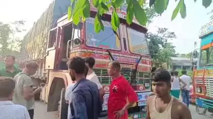ছিপাঝাৰ: চিনেমাৰ ষ্টাইলত দুমুনিচকীত ডকাইতি, ট্ৰাকৰ পৰা লৈ গ'ল প্ৰায় ৪০ হাজাৰ টকা