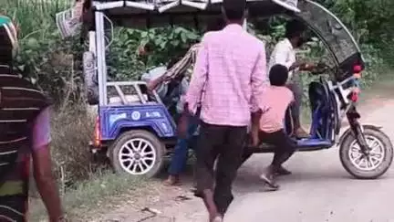 जयसिंहपुर: मिश्रौली चौराहे के पास सवारी भरी बैटरी रिक्शा पलटने से बाल-बाल बचे लोग